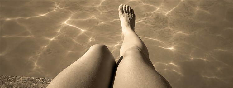 Legs beside a swimming pool for the thighplasty gallery